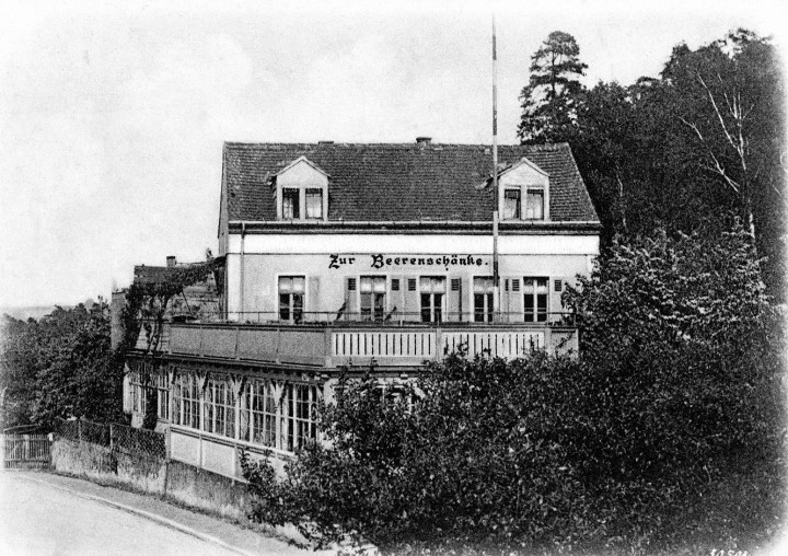 Die „Beerenweinschänke“ am Ende der Ulrichstraße im Loschwitzer Orts­teil Schöne Aussicht, um 1910.  Historische Ansichtskarte (Archiv Christian Mögel)