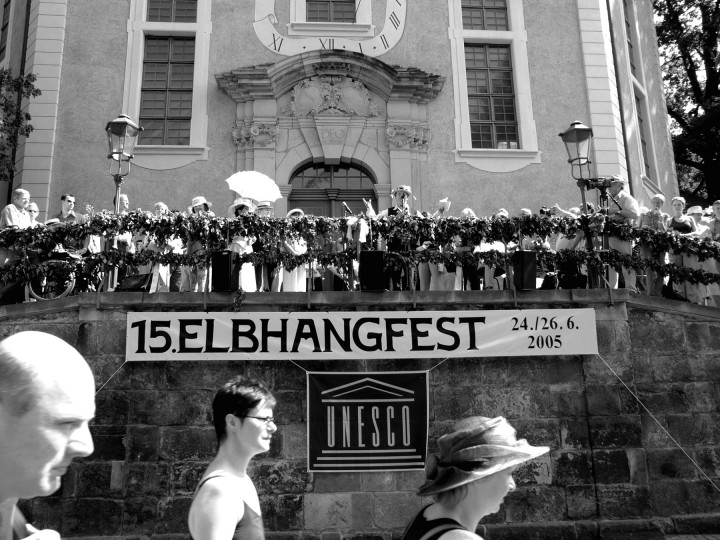 Das Elbhangfest und das Unesco-Symbol: Mit der Verleihung des Welterbe-Titels wurde auch das 15-jährige Bemühen des Elbhangfest e. V. um die kulturelle und denkmalpflegerische Ausgestaltung gewürdigt. Leuchtzeichen begrüßten „die Welt“ am Hang – und der „betrunkene Sachse“ Olaf Böhme gab seinen Senf dazu. Foto: Holger Friebel 