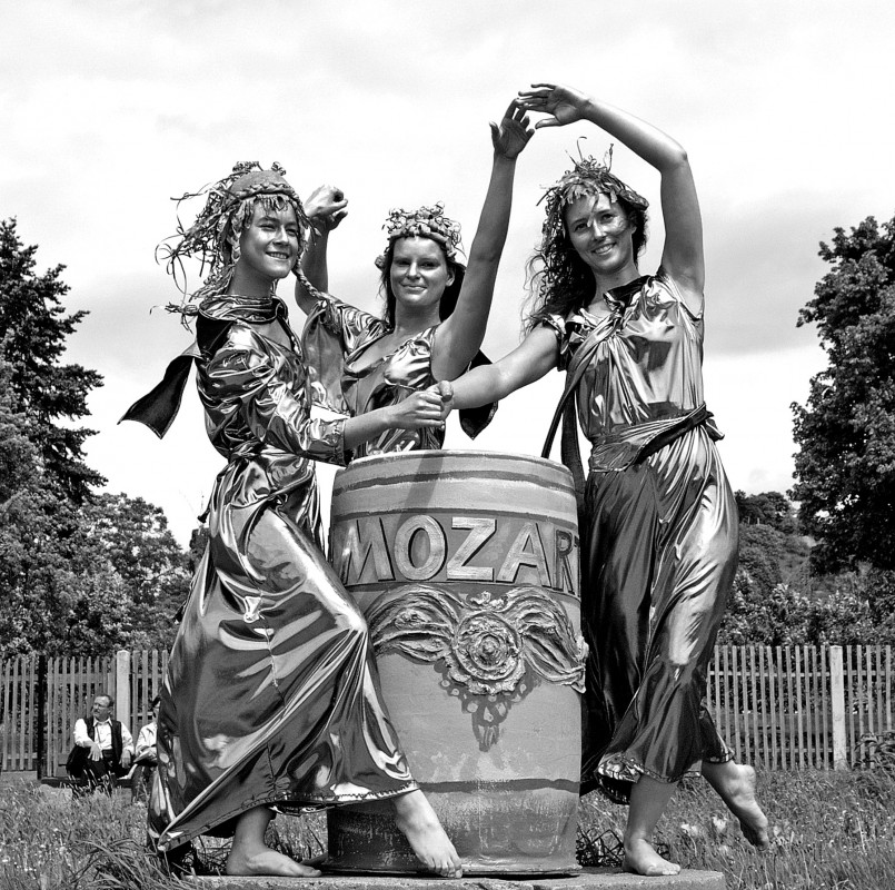 Tanz der „Edelsteine“ – Tänzerinnen der Jugend&KunstSchule lassen das Dresdner Mozartdenkmal lebendig werden. Foto: Holger Friebel