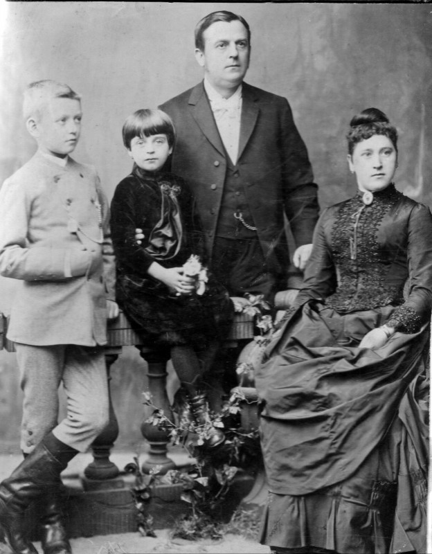 Auguste und Louis Köhler mit Tochter Henny und Sohn, um 1895. Foto: Sammlungen Bergner und Eisold 