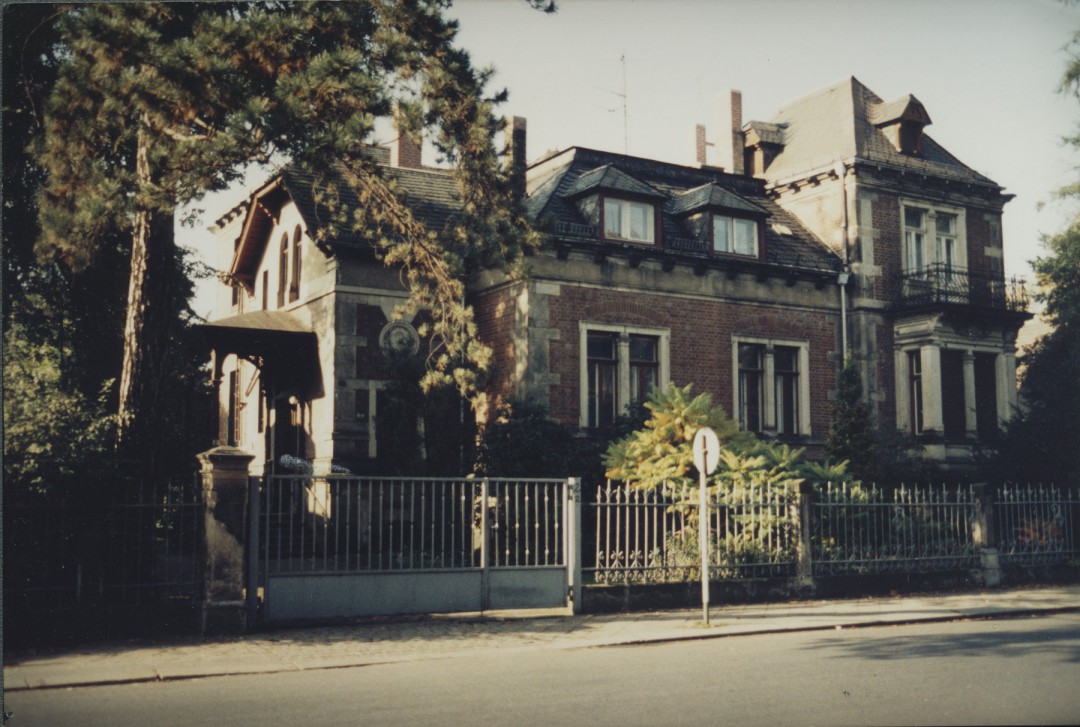 Die ehemalige Villa Schanz-Aufschläger (hier vor der Restaurierung 1996) an der Naumannstraße 2 war jahrzehntelang Wohnsitz der Familie von Craushaar. Foto: Sammlung Dieter Jeschke