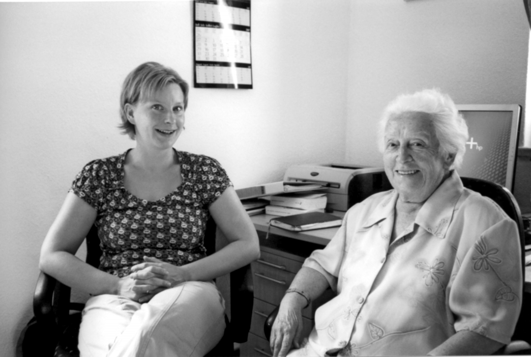 Elsbeth Zeibig im Gespräch mit Anja Klemm, Leiterin der Seniorenbegegnungsstätte seit 2004. Foto: Wolfgang Götz