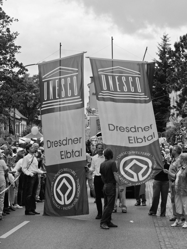 Bannerträger im Umzug. Foto: H. Friebel