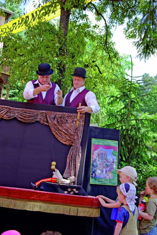 In Geyers Garten in Wachwitz haben seit vielen Jahren die Puppenspieler der „fundus-marionetten-dresden“ ihre Elbhangfest-Heimstatt gefunden. In diesem Jahr gab es dazu ein ganz besonderes Jubiläum. Zum 1.500sten Mal spielte die der sächsischen Puppenspielertradition verpflichtete Marionettenbühne. Ihre Programme mit Varietépuppen und -stücken von Roland Ritscher, Kurt Dombrow­ski, Karli Gierhold und Woldemar Jurisch spielten sie bisher in 160 sächsischen Städten und Dörfern sowie in 29 Staaten weltweit. Foto: Jürgen Frohse