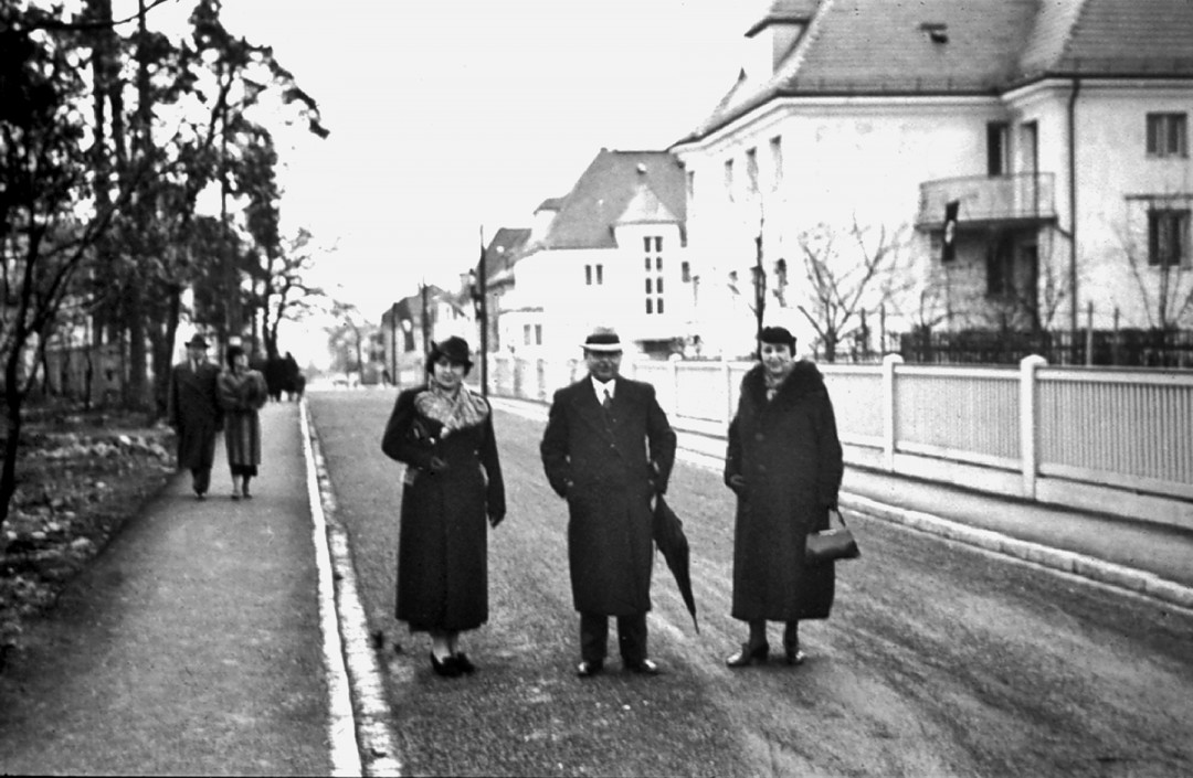 Blick in die Straße Am Bauernbusch im Jahre 1940 mit Martha und Kurt Mühlbauer und deren Tochter Charlotte. Foto: Sammlung Lorenz