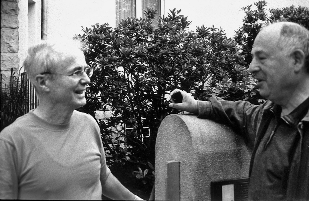 Chefarzt Dr. Kelly (links) mit Dr. Langer im Gespräch über den Gartenzaun. Foto: Sammlung Lorenz