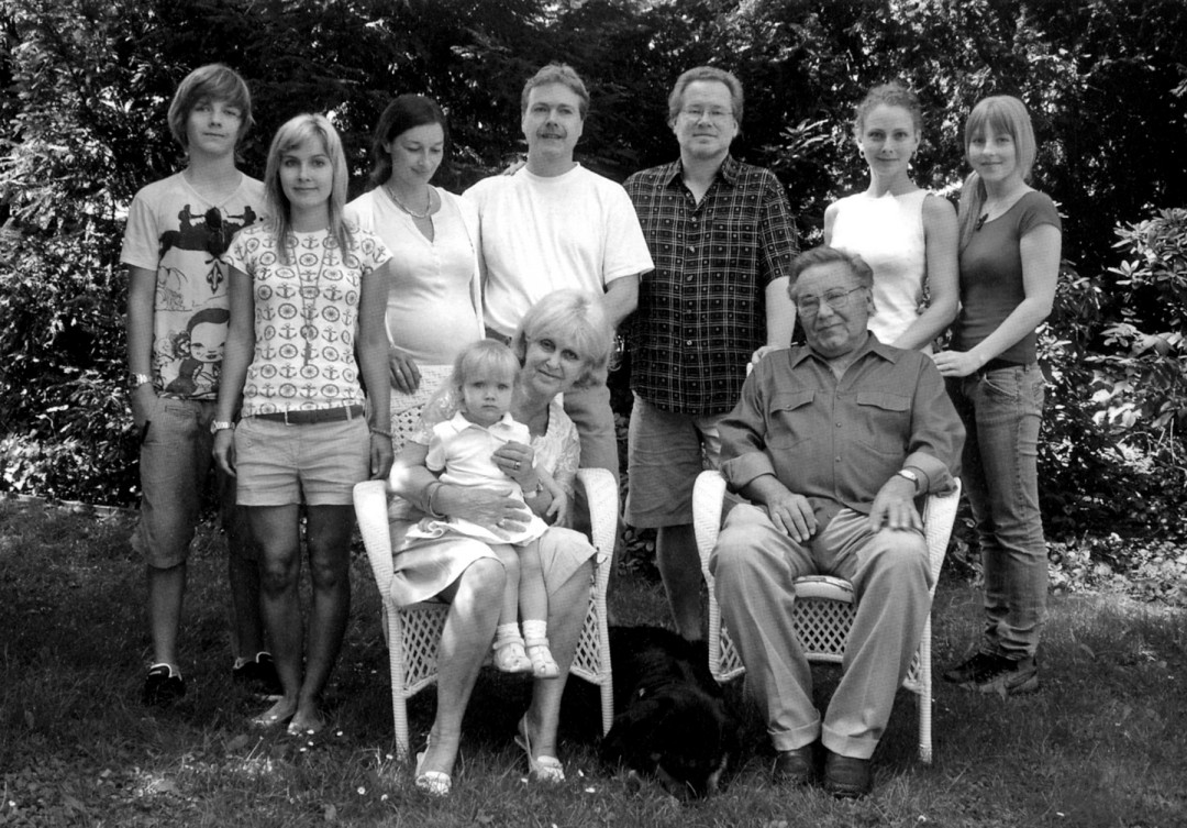 Mit Söhnen, Schwiegertochter, Enkeln und Hündin Penny im Sommer 2008. Foto: Bildbiografie