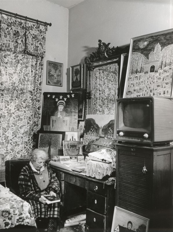 Therese Walther-Visino in ihrer Wohnung, die zugleich ihr Atelier und Depot war. Foto: Ernst Hirsch