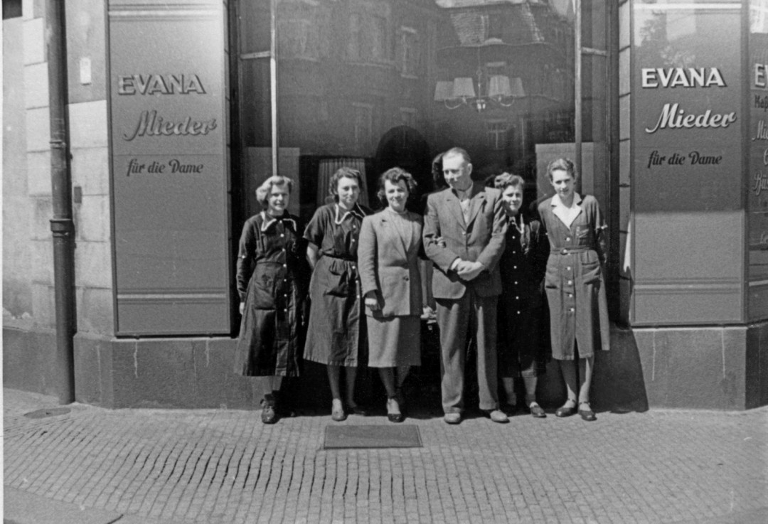 Martin Vogel inmitten seiner Mitarbeiterinnen. Foto:Archiv Tino Vogel 