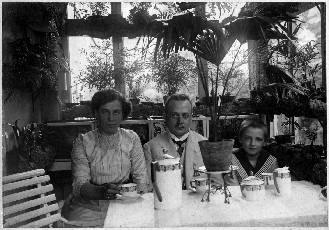 Georg Gerlach mit Ehefrau und Sohn beim Kaffeeklatsch. Foto: Sammlung Gerlach