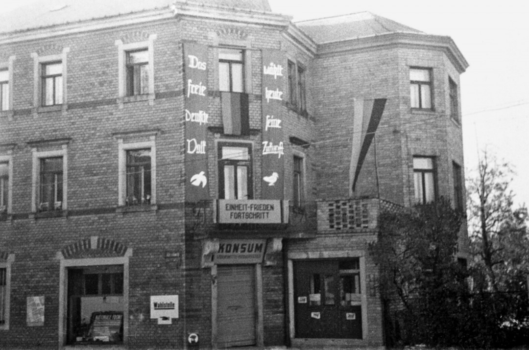 Geschäftshaus Max Petzold, später Konsum, dann Zahnarztpraxis im Ladenbereich, heute vollständig ein Wohnhaus.  Foto: Karl Richter