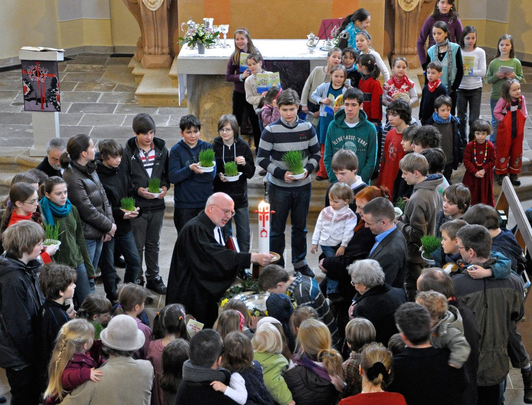 Gottesdienst mit Konfirmanden und Taufe im März 2010. Foto: Johannes Dose