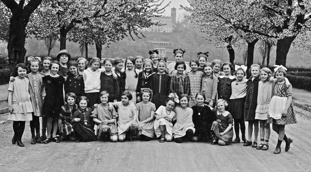 Von Pieschen nach Blasewitz – Klassenwandertag unter blühenden Kirschbäumen, 1925 Foto: E. Hammer/ Sammlung Grießbach