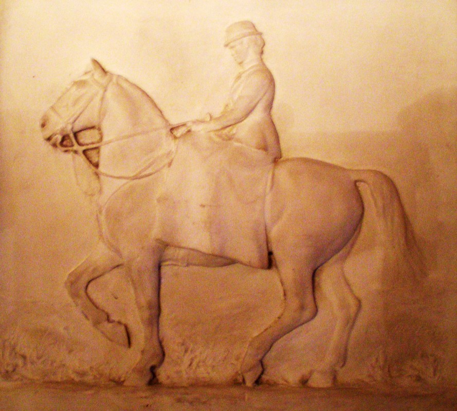 8. Relief „Frau zu Pferd“, 1908, Gips, Kreuzwertheim, Privatbesitz. Foto: Leonhard Tomczyk, Spessartmuseum