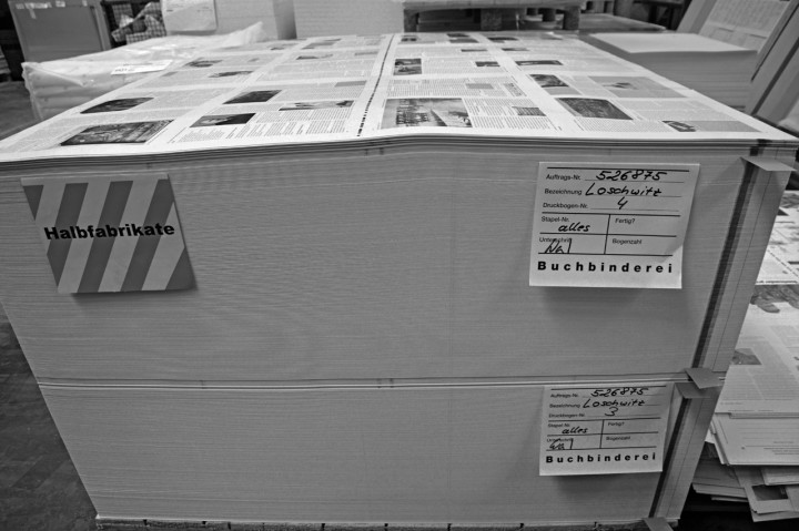 Fertig: zwischen den zwei Papiermarken im Stapel rechts liegt die Auflage des ersten Druck­bogens – am Ende werden es etwa 10.500 Kilo­gramm Papier sein. Foto: Holger Friebel